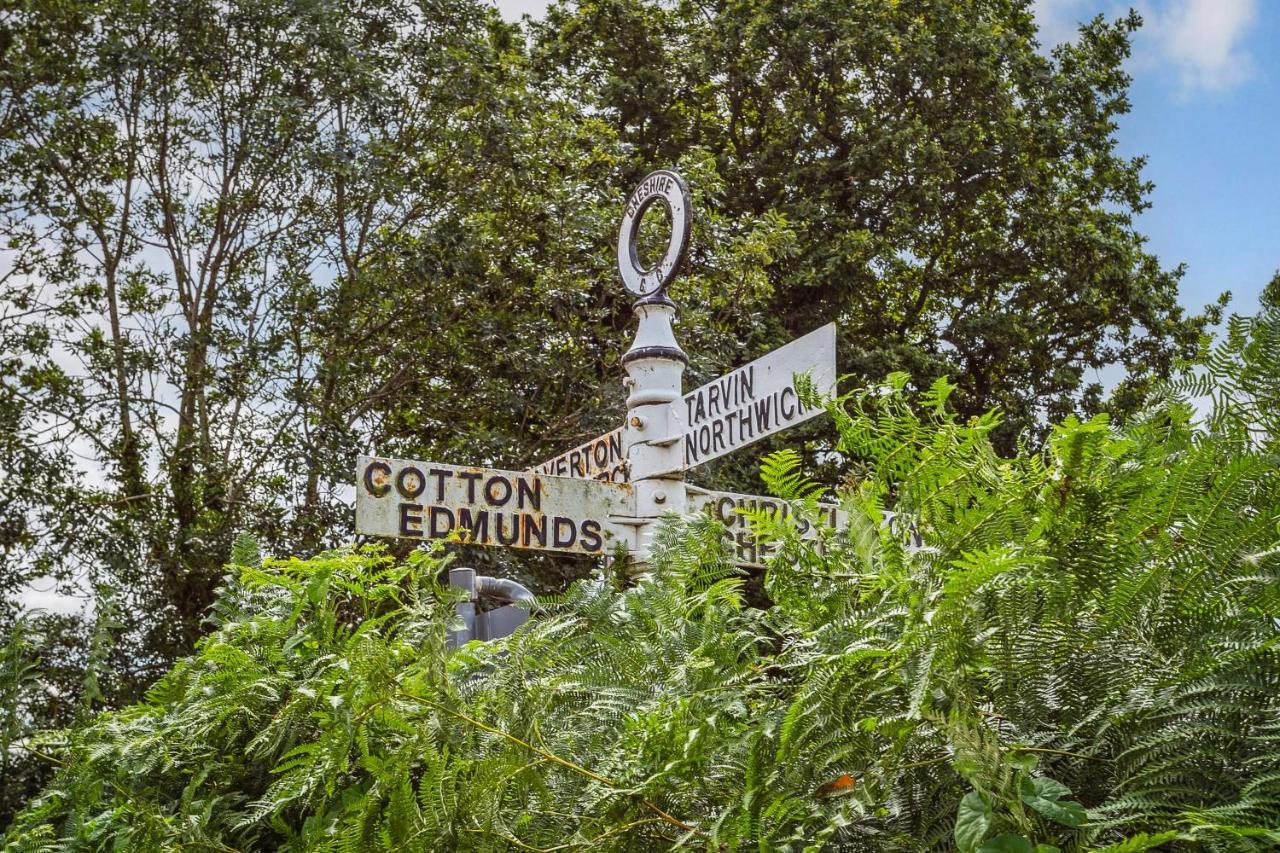 Stylish Romantic Country Escape Near Chester Christleton Ngoại thất bức ảnh